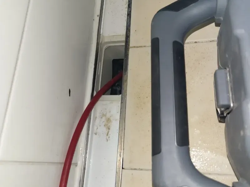 공주 긴 배수구에 장비 호스를 넣은 모습